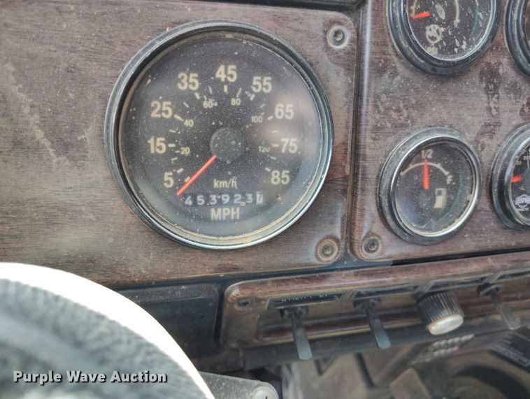 image for item DP4963 1989 Freightliner FLD semi truck