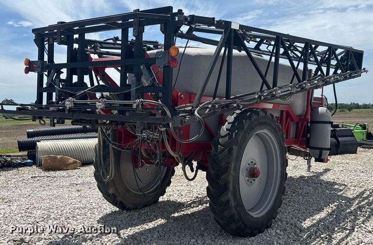 Redball 680 sprayer in Fredonia, KS | Item DU9129 sold | Purple Wave
