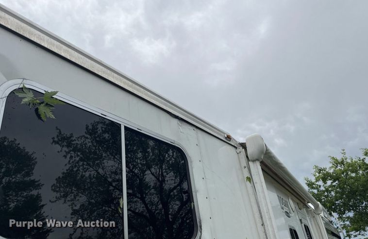 image for item DU9166 2014 Logan Coach Inc horse trailer