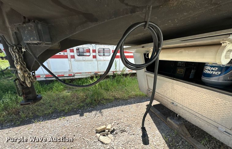 image for item DU9166 2014 Logan Coach Inc horse trailer