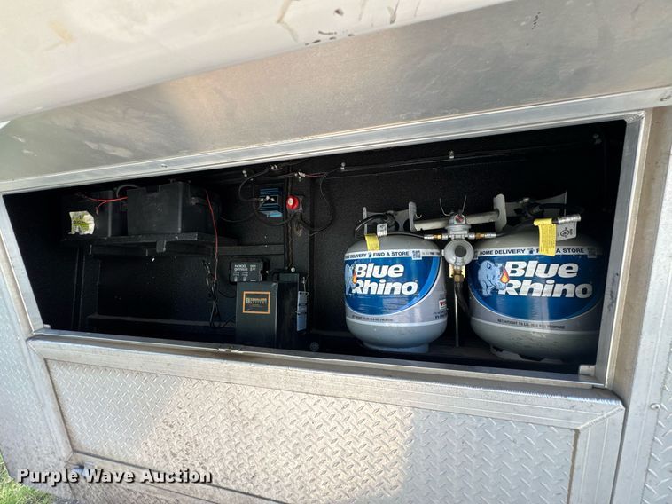 image for item DU9166 2014 Logan Coach Inc horse trailer