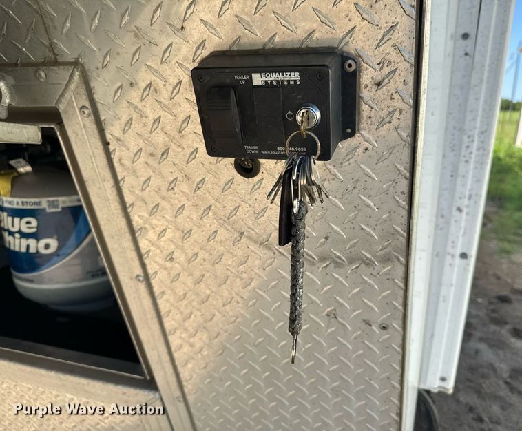 image for item DU9166 2014 Logan Coach Inc horse trailer