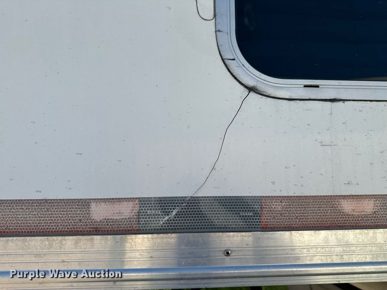 image for item DU9166 2014 Logan Coach Inc horse trailer