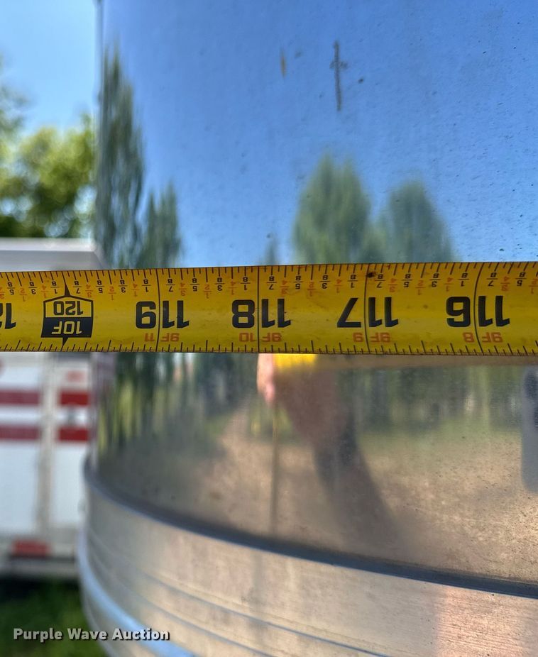 image for item DU9166 2014 Logan Coach Inc horse trailer