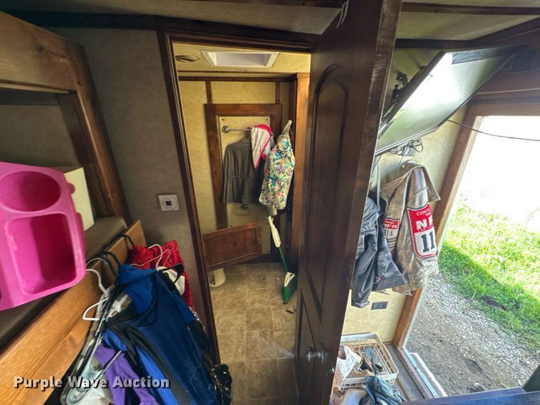 image for item DU9166 2014 Logan Coach Inc horse trailer