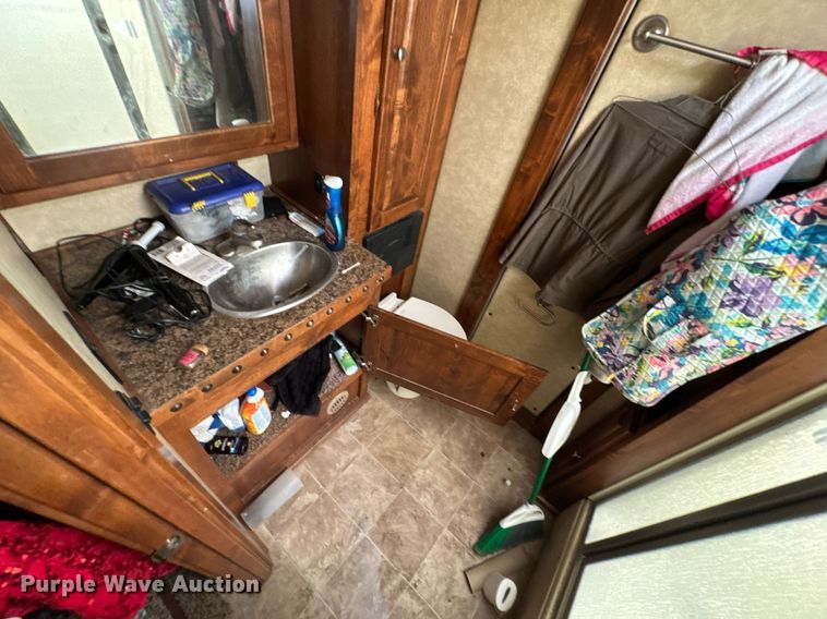 image for item DU9166 2014 Logan Coach Inc horse trailer