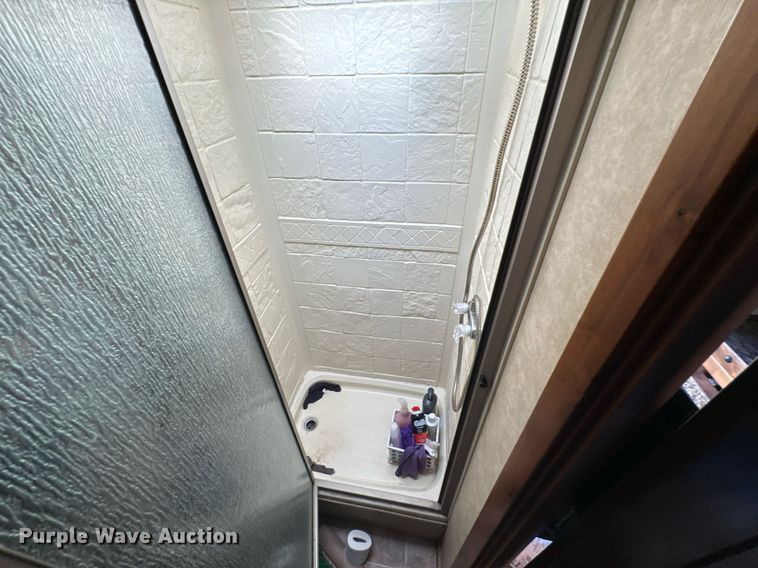 image for item DU9166 2014 Logan Coach Inc horse trailer