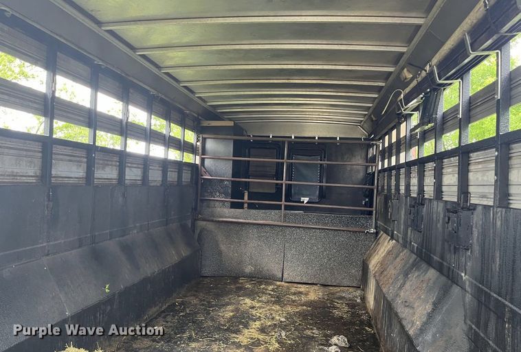 image for item DU9166 2014 Logan Coach Inc horse trailer