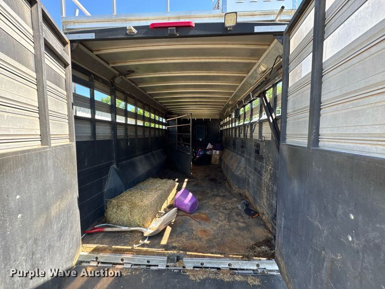 image for item DU9166 2014 Logan Coach Inc horse trailer