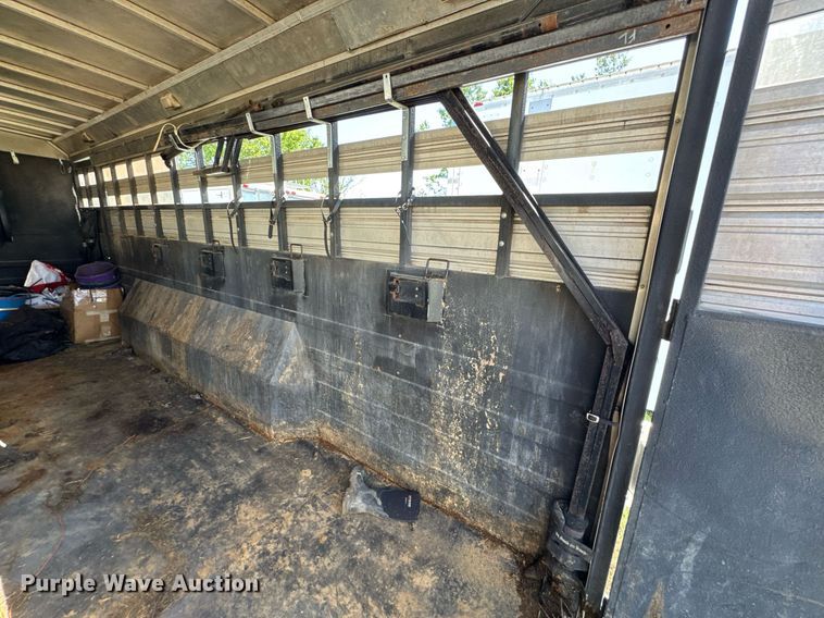 image for item DU9166 2014 Logan Coach Inc horse trailer