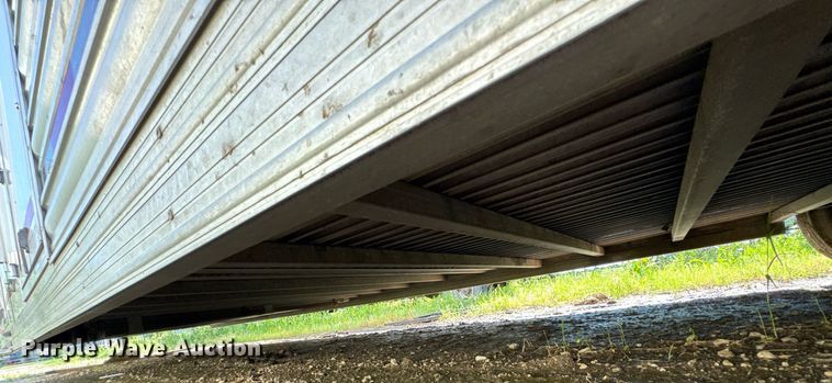 image for item DU9166 2014 Logan Coach Inc horse trailer