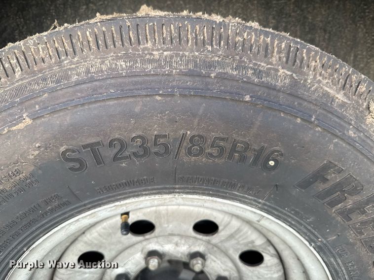 image for item DU9166 2014 Logan Coach Inc horse trailer