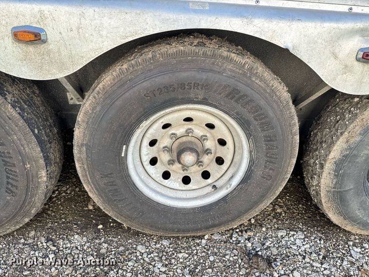 image for item DU9166 2014 Logan Coach Inc horse trailer