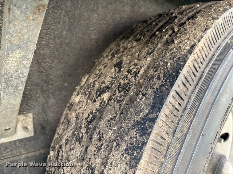 image for item DU9166 2014 Logan Coach Inc horse trailer