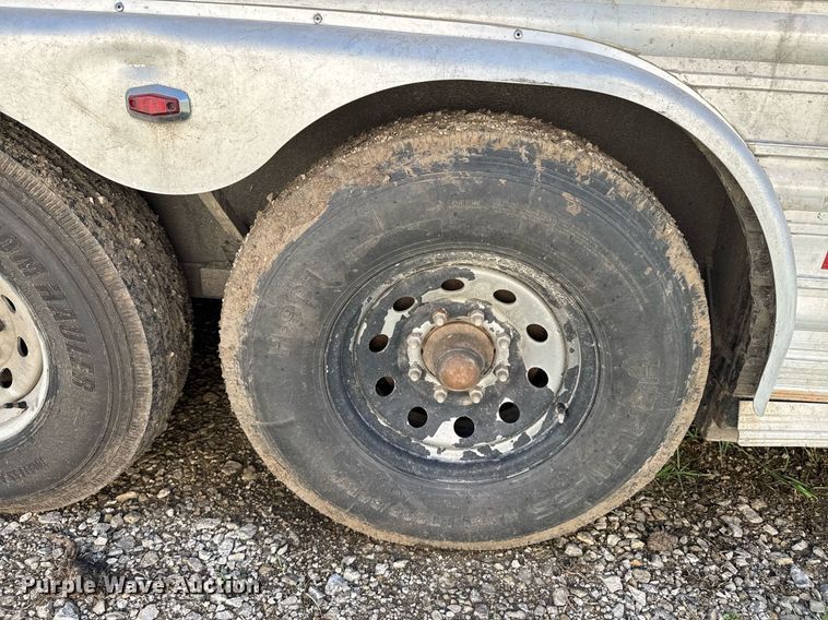 image for item DU9166 2014 Logan Coach Inc horse trailer