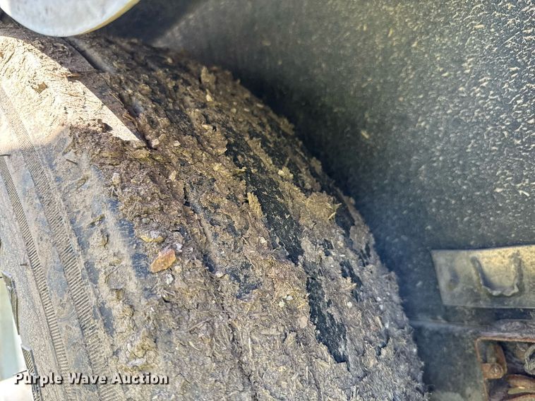 image for item DU9166 2014 Logan Coach Inc horse trailer