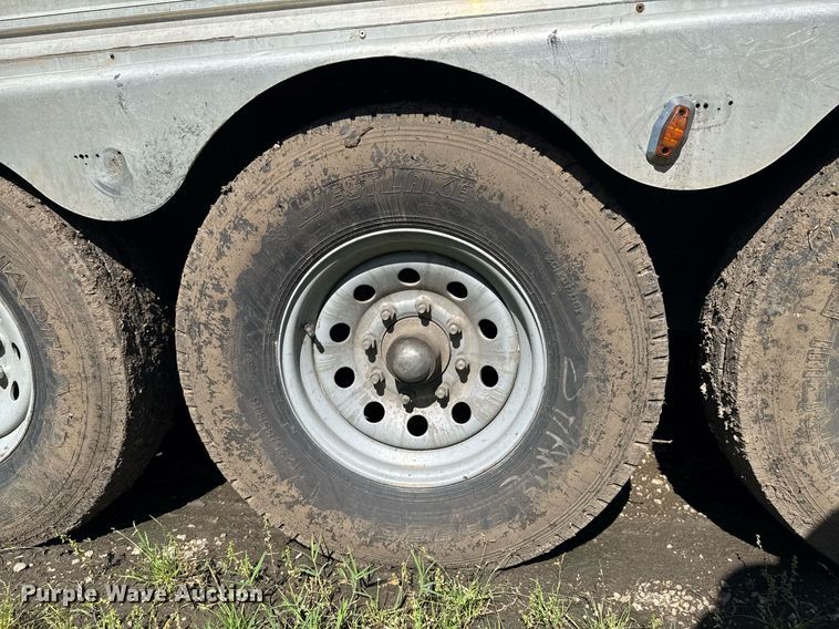 image for item DU9166 2014 Logan Coach Inc horse trailer