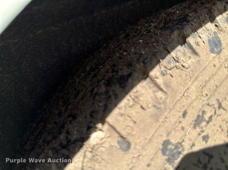 image for item DU9166 2014 Logan Coach Inc horse trailer