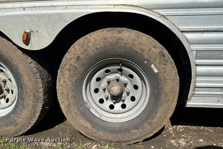 image for item DU9166 2014 Logan Coach Inc horse trailer