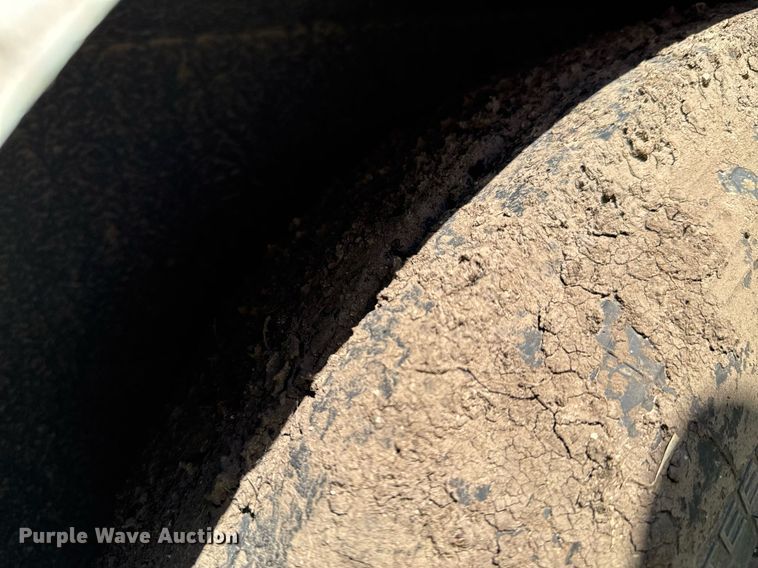 image for item DU9166 2014 Logan Coach Inc horse trailer