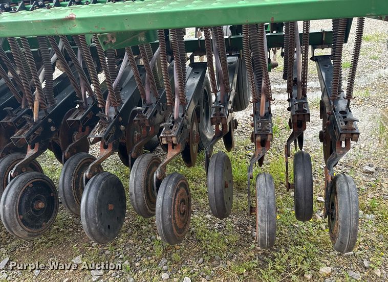 image for item DU9169 Great Plains Solid Stand 1500 grain drill