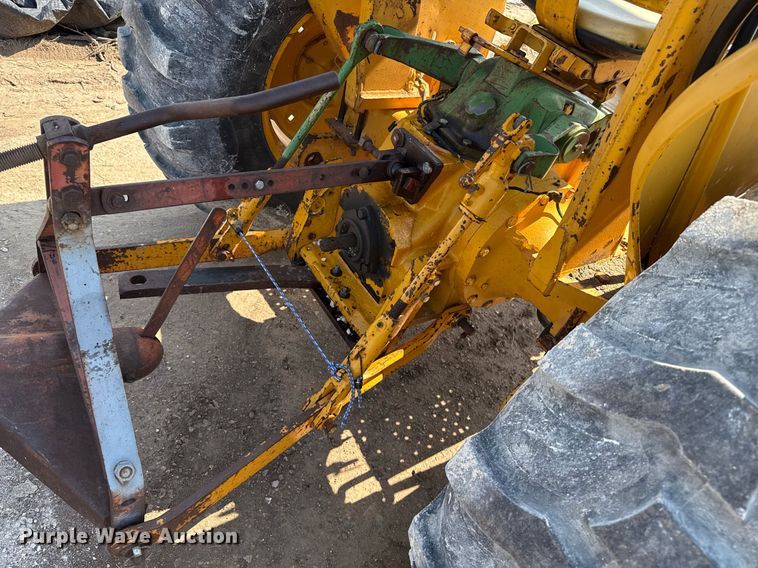 image for item DZ8483 1973 John Deere 401Y tractor