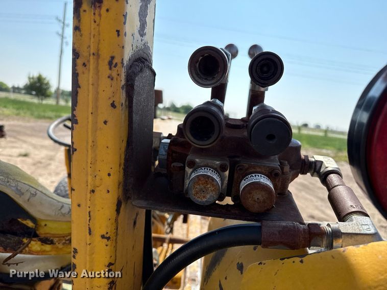 image for item DZ8483 1973 John Deere 401Y tractor