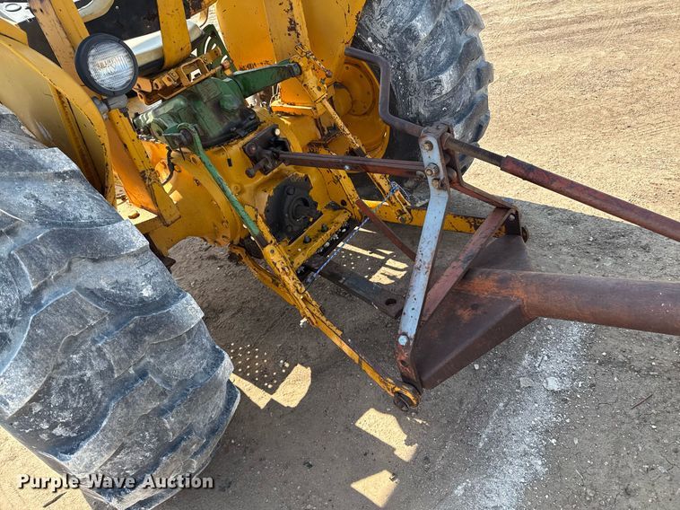 image for item DZ8483 1973 John Deere 401Y tractor