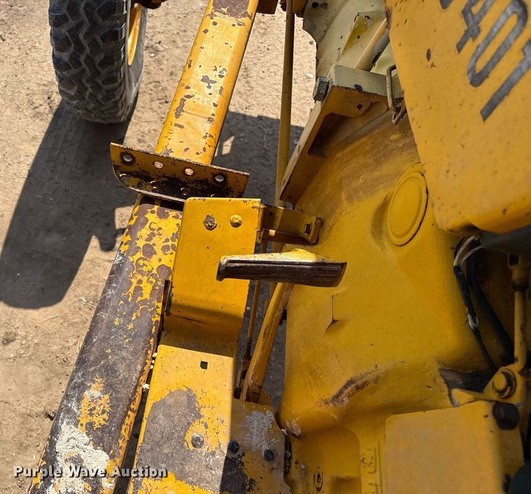 image for item DZ8483 1973 John Deere 401Y tractor