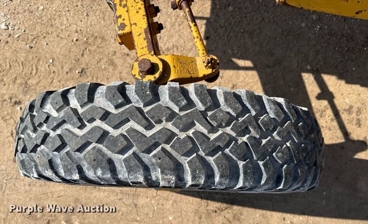 image for item DZ8483 1973 John Deere 401Y tractor