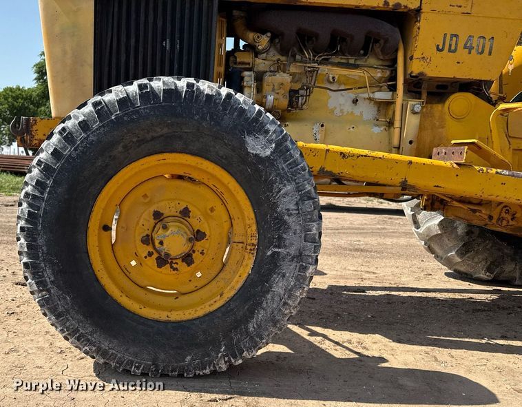 image for item DZ8483 1973 John Deere 401Y tractor