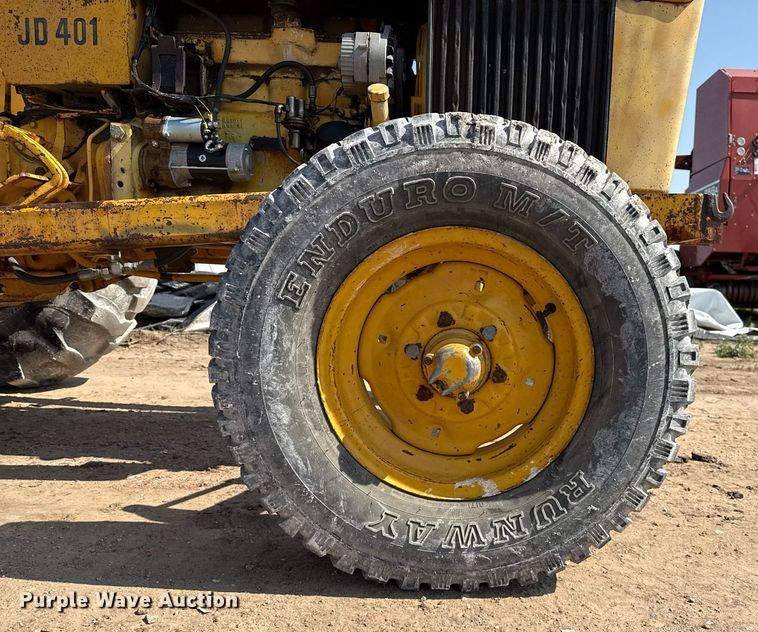 image for item DZ8483 1973 John Deere 401Y tractor