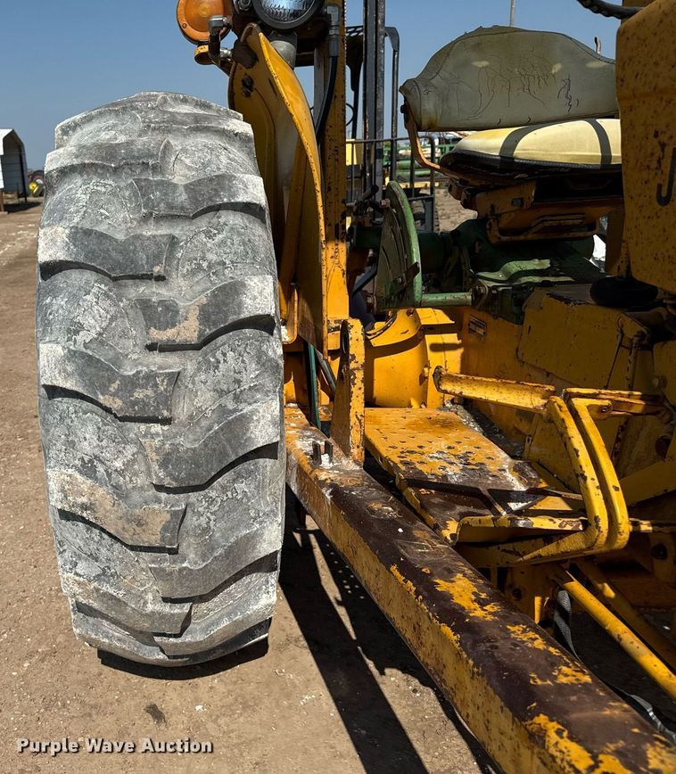 image for item DZ8483 1973 John Deere 401Y tractor