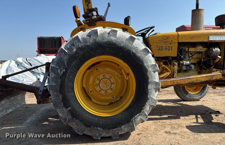 image for item DZ8483 1973 John Deere 401Y tractor