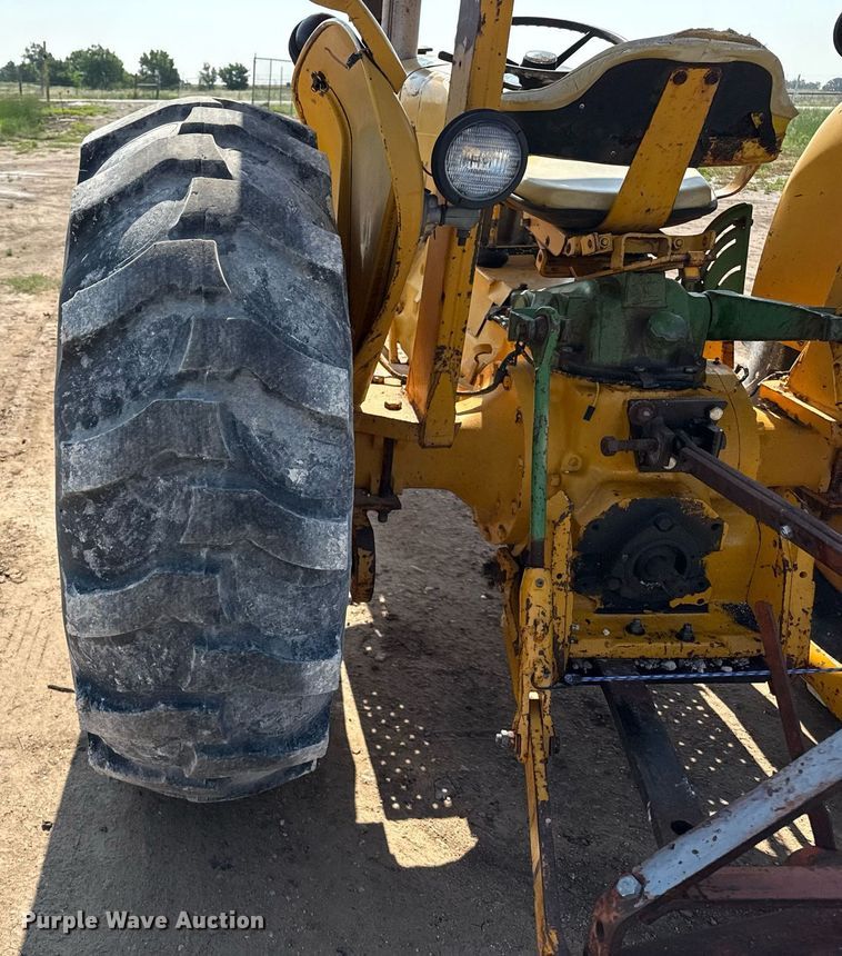 image for item DZ8483 1973 John Deere 401Y tractor