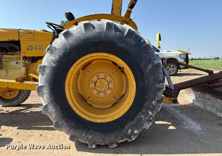 image for item DZ8483 1973 John Deere 401Y tractor