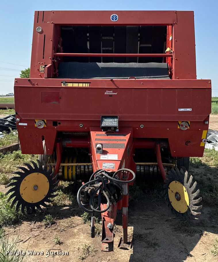 image for item DZ8486 2000 New Holland 688 round baler