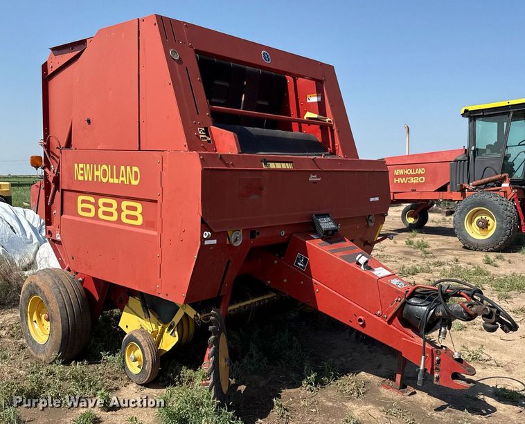 image for item DZ8486 2000 New Holland 688 round baler