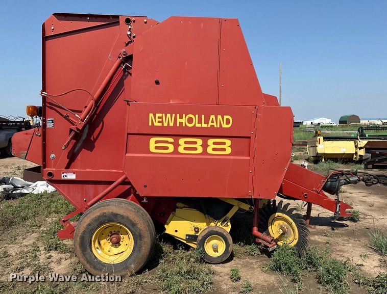 image for item DZ8486 2000 New Holland 688 round baler
