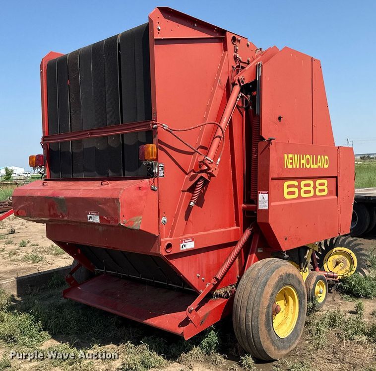 image for item DZ8486 2000 New Holland 688 round baler