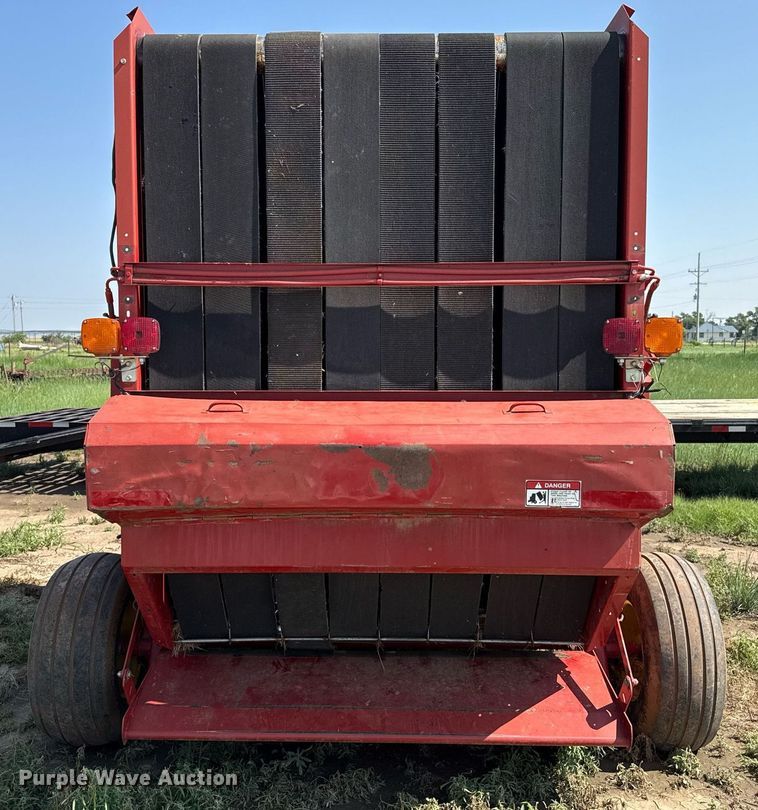 image for item DZ8486 2000 New Holland 688 round baler