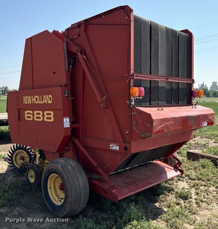 image for item DZ8486 2000 New Holland 688 round baler
