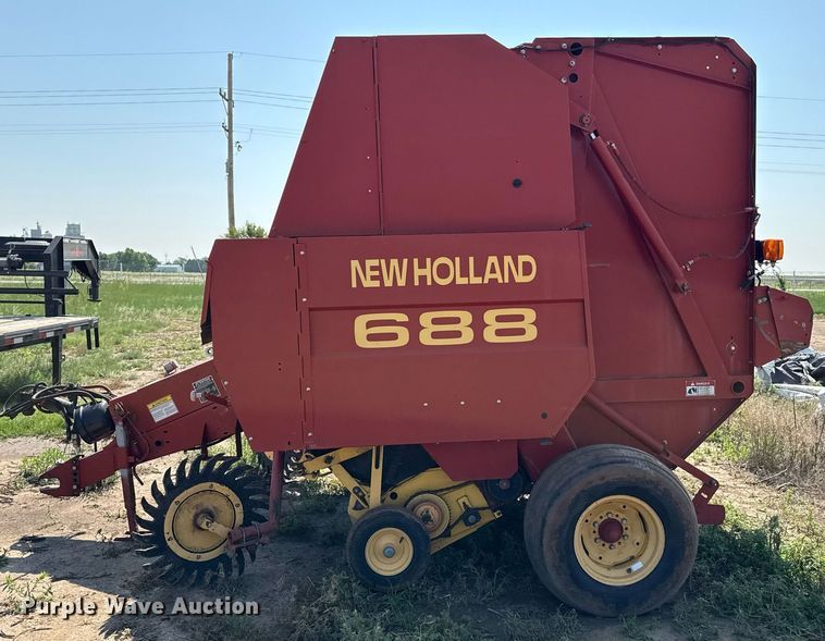 image for item DZ8486 2000 New Holland 688 round baler