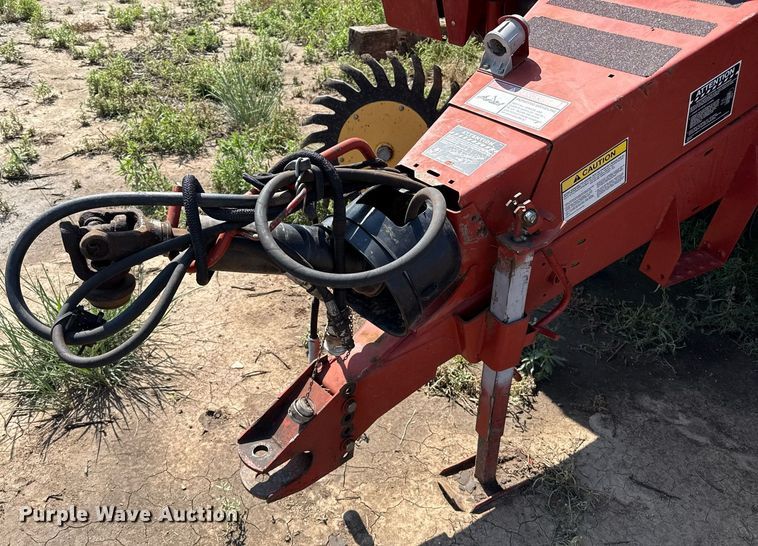 image for item DZ8486 2000 New Holland 688 round baler