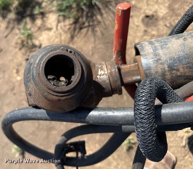 image for item DZ8486 2000 New Holland 688 round baler