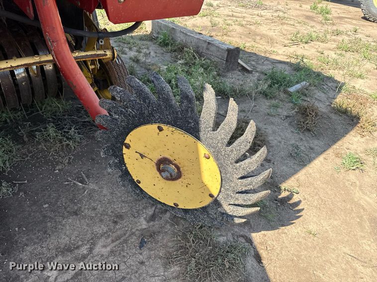 image for item DZ8486 2000 New Holland 688 round baler