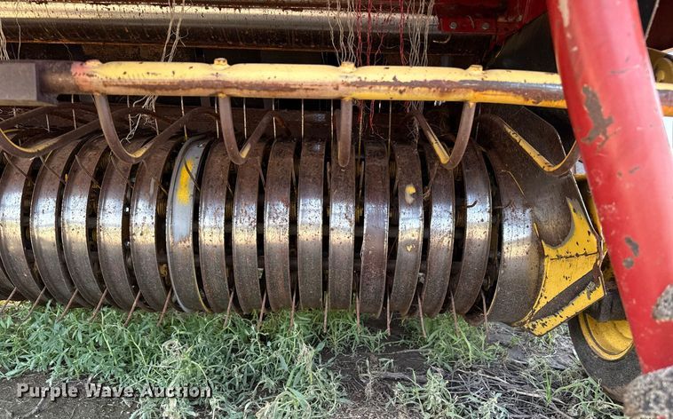 image for item DZ8486 2000 New Holland 688 round baler