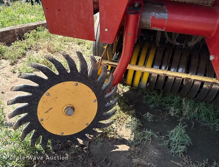 image for item DZ8486 2000 New Holland 688 round baler