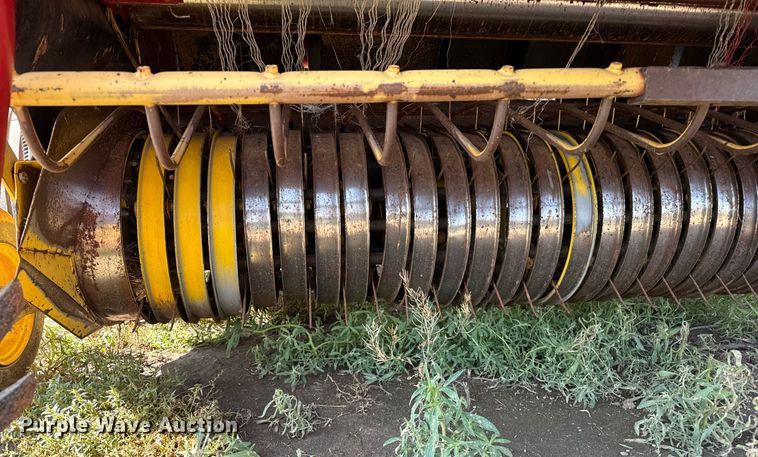 image for item DZ8486 2000 New Holland 688 round baler