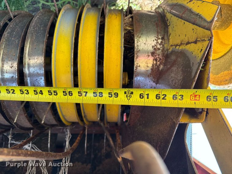 image for item DZ8486 2000 New Holland 688 round baler